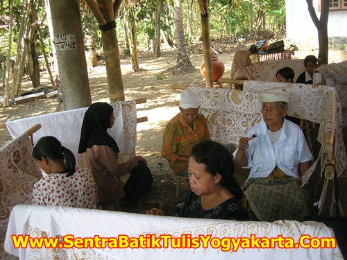 Pengrajin Batik Tulis Giriloyo Yogyakarta